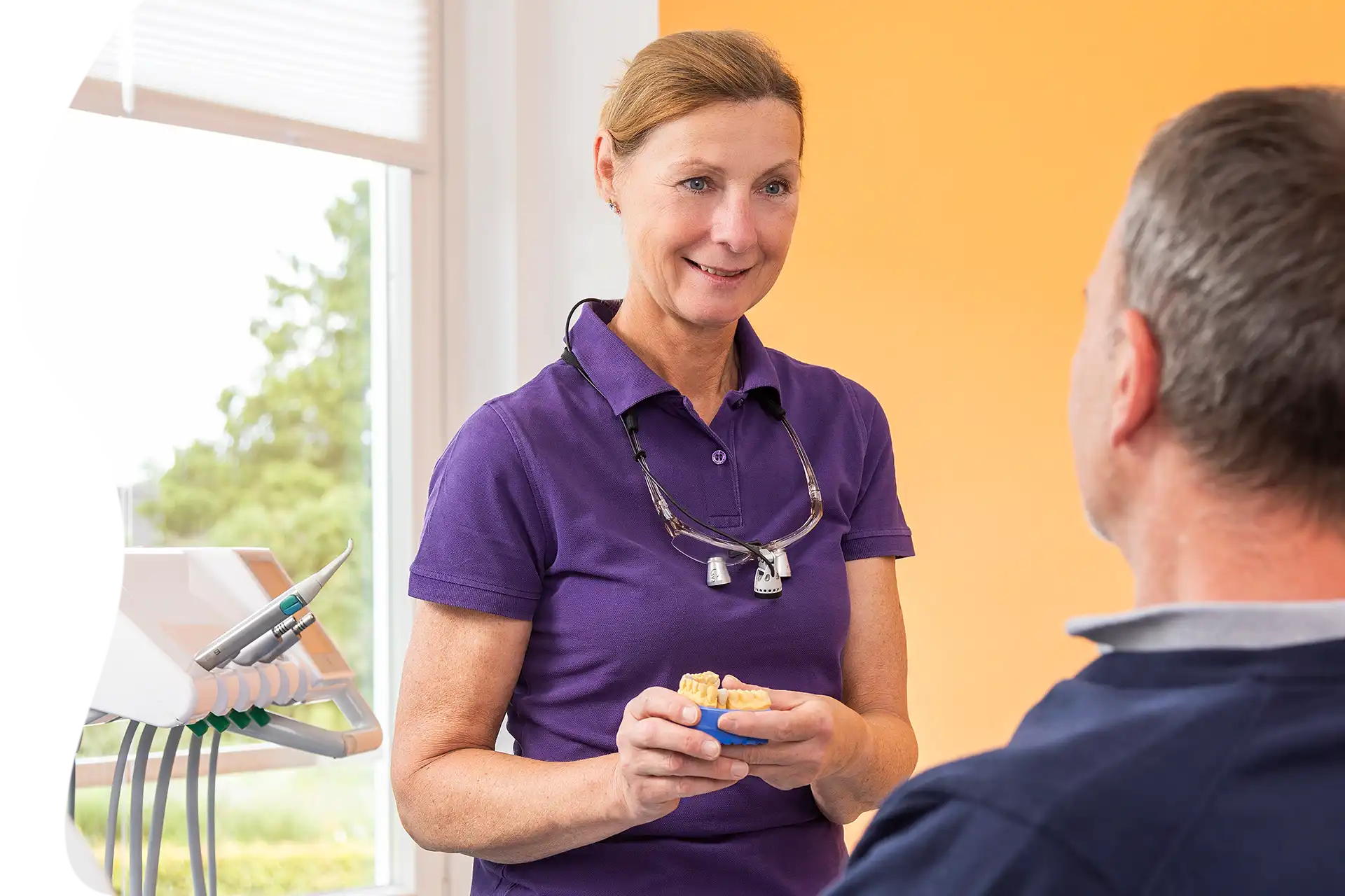 Zahnärztin im Patientengespräch